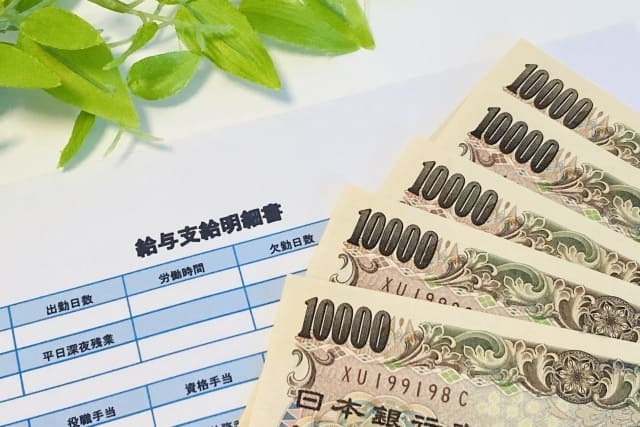 【衝撃】ユニクロの年収500万円に営業マンが思うこと